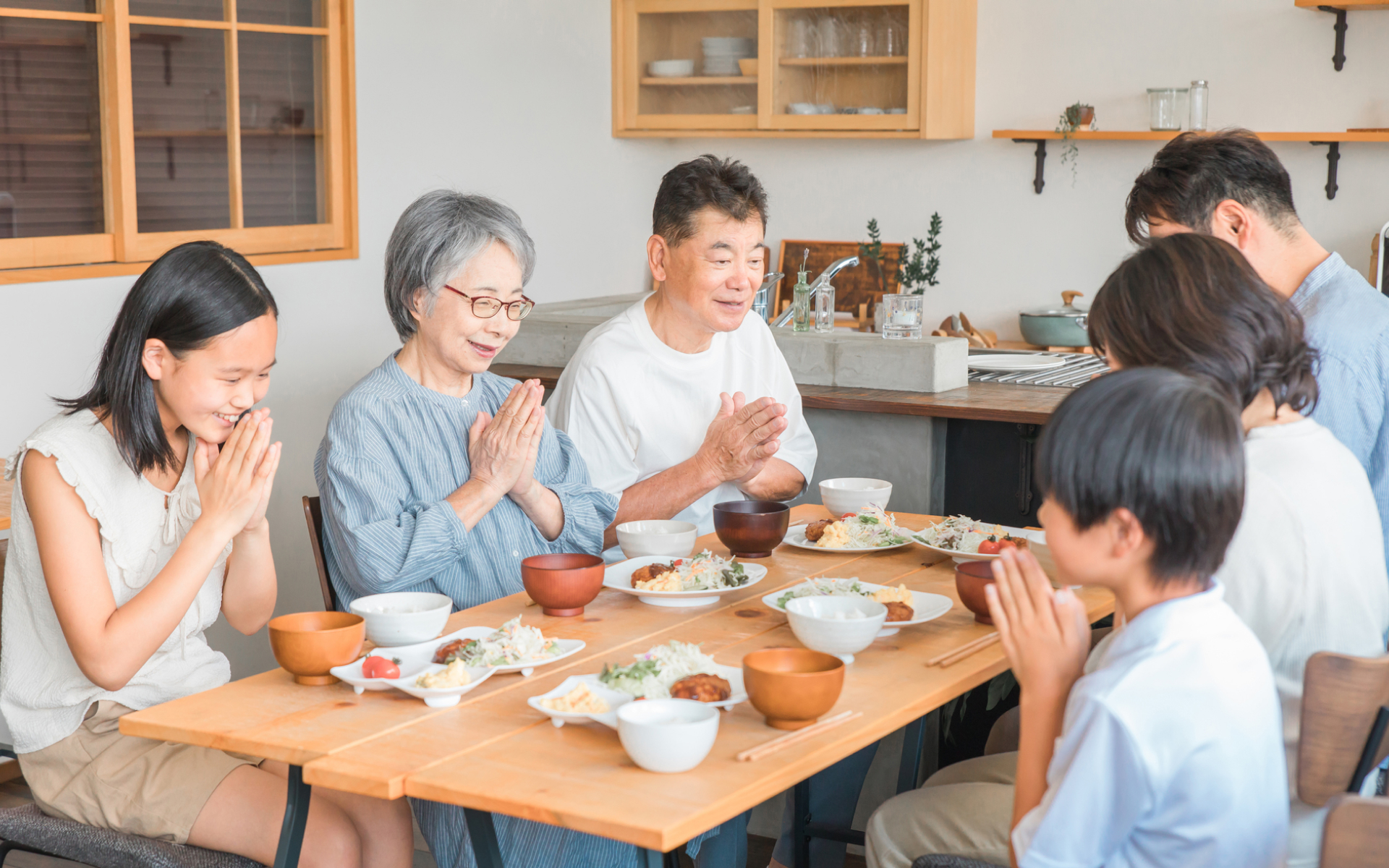 家族団らんでごはんを食べている様子
